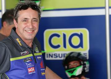 Simon Buckmaster will sich zwischen Supersport-WM und BSB für 2015 entscheiden