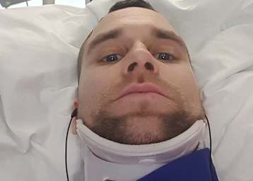 Ondrej Jezek muss zunächst eine Halskrause tragen 