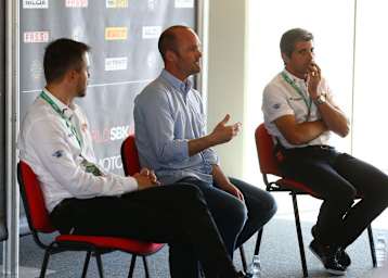 Scott Smart (mitte) stellte in Portimao das Reglement der Superbike-WM der Presse vor