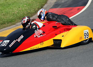 Mit neu lackiertem Gespann auf dem Sachsenring