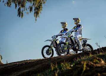 Nach dem Photoshooting im 2020er-Design steht für Jasikonis und Jonass das erste Rennen des Jahres an