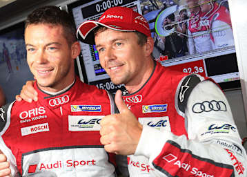 Marcel Fässler (re.) mit Teamkollege André Lotterer nach der erzielten Pole-Position beim 6h-Rennen am Nürburgring