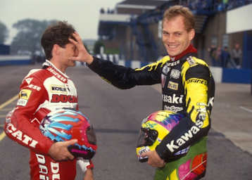 Carl Fogarty und Scott Russel (v.l.) 1993 in Donington