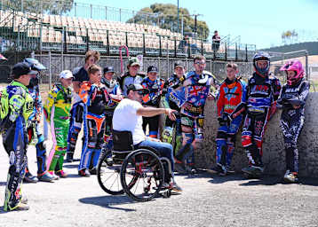 Leigh Adams (im Rollstuhl) mit den australischen Talenten