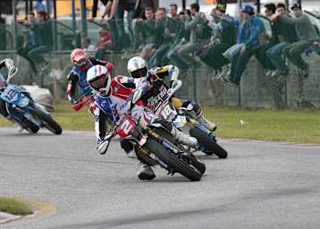 Adrien Chareyre vor Lukas Höllbacher