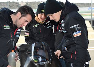 Domi Aegerter beim Valencia-Test 2015: Wollmützen, dicke Schals und Winterjacken