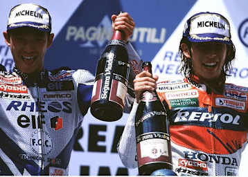 500-ccm-GP Imola 1997: Hinter Mick Doohan fahren Nobuatsu (li.) und Takuma Aoki auf das Podest
