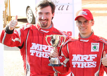 Pokale für APRC-Rang zwei – Fabian Kreim (rechts) und Beifahrer Frank Christian