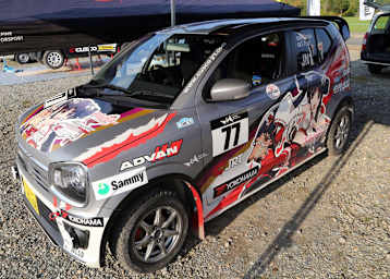 Suzuki im Manga-Outfit – Comicfiguren spielen auch im japanischen Rallyesport eine große Rolle