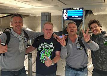 MarcVDS-Teamchef Bartholemy, Mechaniker Stewart Miller, Prein (2. von rechts) und Morbidelli 