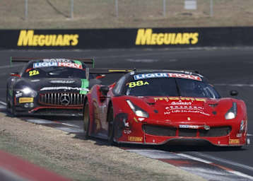Zweikampf um die Spitze zwischen dem Ferrari 488 GT3 und dem Mercedes-AMG GT3