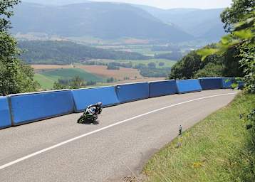 Racing in freier Natur. Und statt Strohballen gibt es Airfences, es ist also nicht mehr alles so wie früher
