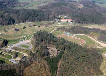 Die Gras- und Speedwaybahn in Teterow von oben