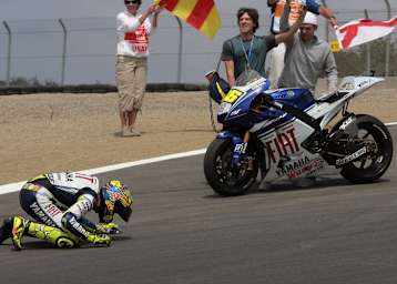 2008: Valentino Rossi küsst nach seinem Sieg die Corckscrew in Laguna Seca