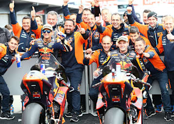 Das Red Bull-KTM-Ajo-Team jubelt: Links Martin, rechts Binder