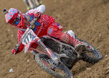 Evgeny Bobryshev profitiert vom Sturz seines Teamkollegen Gautier Paulin und steht in Frankreich auf Pole