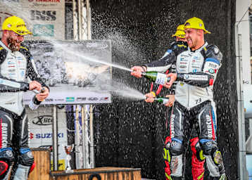 Christof Höfer (re.) macht Nate Kern nass