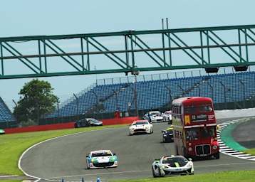 Bus und Rennwagen gemeinsam auf der Strecke: Das gab es in diesem Sommer auch schon bei der britischen GT in Silverstone