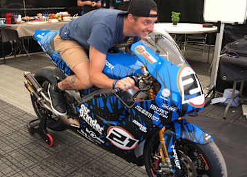 Cameron Donald sitzt schon mal Probe auf der Suter MMX 500