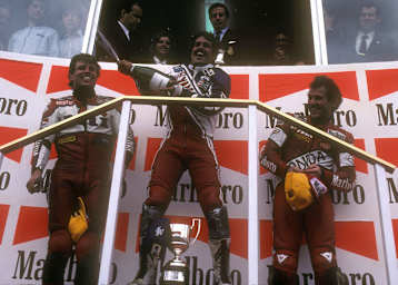 Jarama 1985: Carlos Lavado als Sieger auf dem Podest mit Martin Wimmer (li.) und Toni Mang (re.)