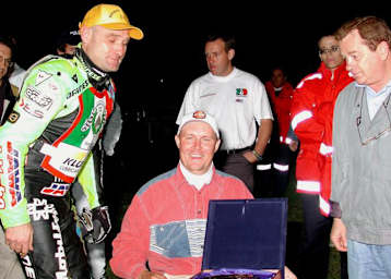 Per Jonsson (Mitte) mit FIM-CCP-Chef Armando Castagna (li.)