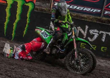 Glenn Coldenhoff kam in Valkenswaard bei seinem Horrorcrash mit dem Schrecken davon