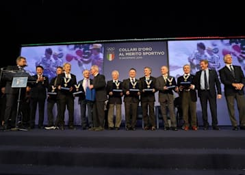 Giuseppe Conte (Zweiter von links) ehrte neun ehemalige Motorrad-Weltmeister, rechts FMI-Präsident Giovanni Copioli und CONI-Präsident Giovanni Malagò