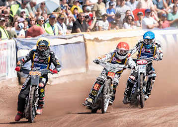 Craig Cook vor Martin Smolinski und Peter Kildemand