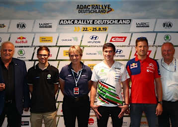 Jutta Kleinschmidt (Mi) & Co. bei der Pressekonferenz