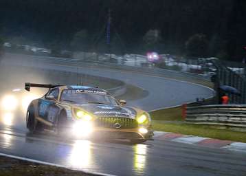 Liegt zum Zeitpunkt des Abbruchs in Führung: Black-Falcon Mercedes-AMG GT3