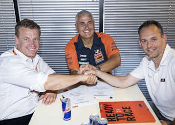 KTM-Motorsport-Direktor Pit Beirer mit Claudio de Carli und dem KTM Offroad Vizepräsidenten, Robert Jonas
