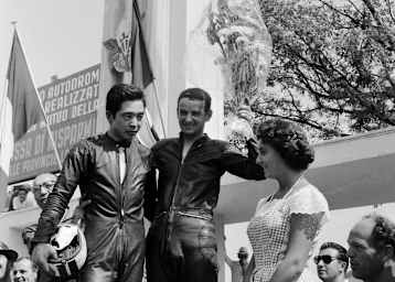 Siegerehrung nach dem 125-ccm-Rennen 1961 in Monza: Sieger Ernst Degner mit Konkurrent Tanaka 