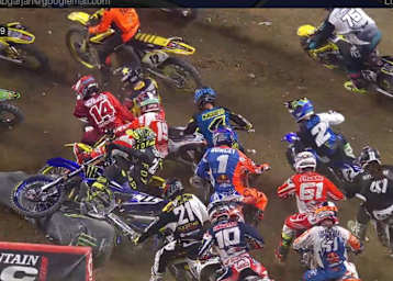 Chaos in der ersten Kurve: Reed geht zu Boden und Dungey (#1) muss einen Bogen schlagen