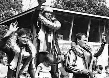 Dietmar Lieschke mit seinem Goldhelm 1985 auf dem Teterower Bergring, links Thomas Fröbel, rechts Lutz Lamberts