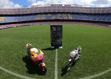 Ein Márquez-Bike neben einer 125 ccm Mondial im Camp Nou