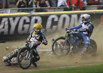 Nicki Pedersen am Boden, Matej Zagar kann nicht ausweichen
