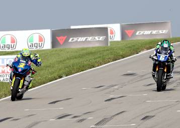 Toni Elias (1) gewinnt knapp vor Cameron Beaubier (6)