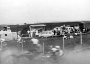 Das Empfangshäuschen am Eingang des Fahrerlagers gab es im Talkessel von Anfang an