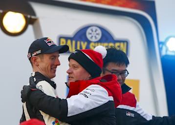 Tommi Mäkinen (re) gratuliert Elfyn Evans zum Scxhweden-Seig