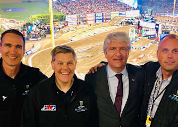 David Prater vom Serienvermarkter Feld Entertainment, AMA-Präsident Rob Dingman, FIM-Präsident Jorge Viegas und Todd Jen (Feld Entertainment) in Anaheim (v.l.n.r.)