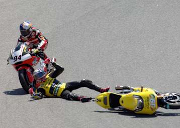 Jonas Folger verfehlte Luis Salom nur um Zentimeter