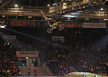Das Freestyle-Programm beim SX Stuttgart wartet mit extremen Sprüngen auf