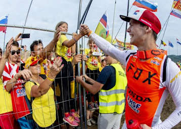 Die slowenischen Fans wollen den WM-Sieg von Tim Gajser in Imola feiern