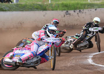 Adrian Gala vor Dimitri Bergé und Kevin Wölbert