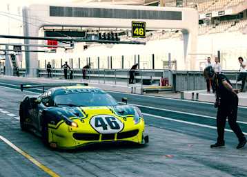 Der Ferrari 488 GT3 von Valentino Rossi in der Boxengasse von Abu Dhabi