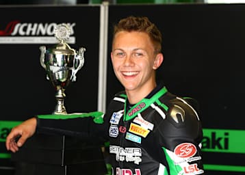 Jonas Geitner holt einen Pokal in Zolder