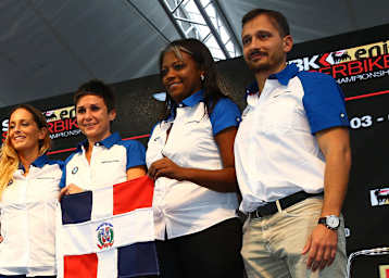 Joslin Robinson, zweite von rechts, macht sich unglaubwürdig