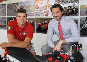 Claudio Corti (li) holte sich seinen neuen Vertrag beim MV Agusta-Boss persönlich ab