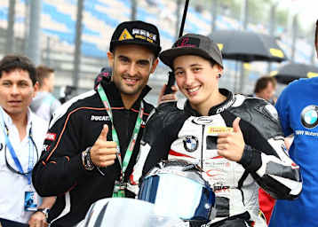 Lucy Glöckner mit Maskottchen Xavie Fores