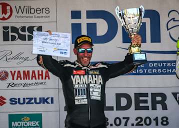 Michael Götz mit Scheck und Pokal